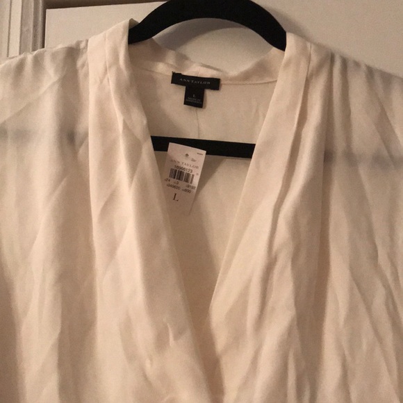 Ann Taylor new with tags sleeveless v-neck top - Picture 2 of 2